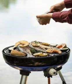 CADAC Gasgrill Carri Chef 50, Inkl. Grill2Braai-Platte -Gardena Store 6961601 WE MO 005 CadacGasgrillCarriChef50BBQ2Grill2Bra